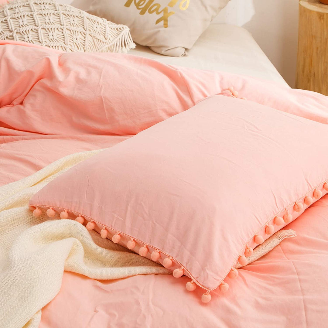Close-up of the pompom detailing on the VibeCore Aesthetic PomPom Duvet Cover Set in rose, showcasing the soft, playful pom-pom accents that add texture and charm. Crafted from soft, breathable fabric, this duvet set brings a cozy, inviting touch to any bedroom or dorm.