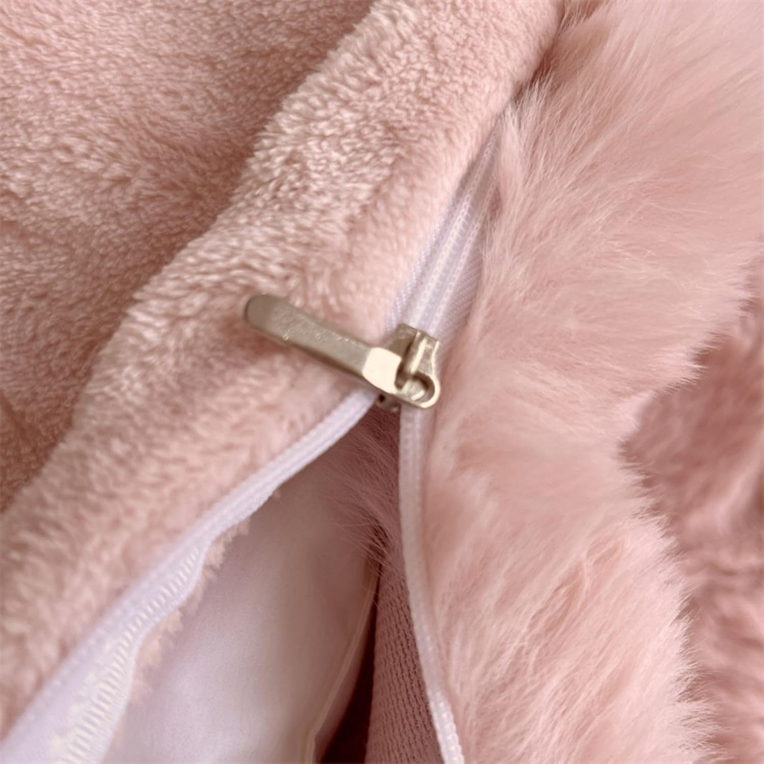 Close-up of the zipper on the VibeCore Snuggle Supreme Bedding Set in color Rose, showcasing the durable, high-quality zipper for easy use and a seamless look.