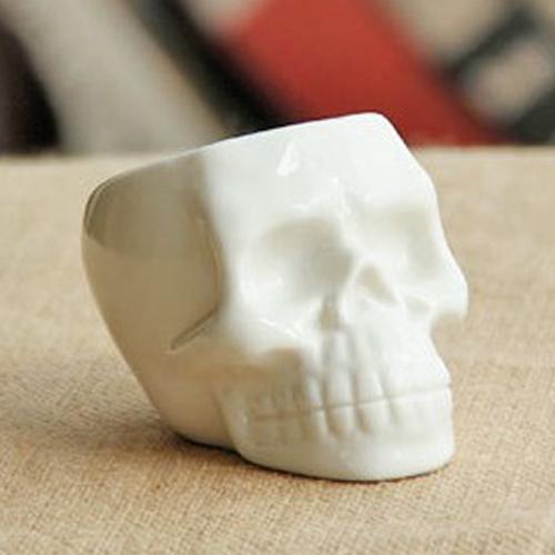 Mini skull planter in milk-white ceramic, perfect for small plants, succulents, and cacti, ideal for gothic, dark academia, and Halloween-inspired decor.
