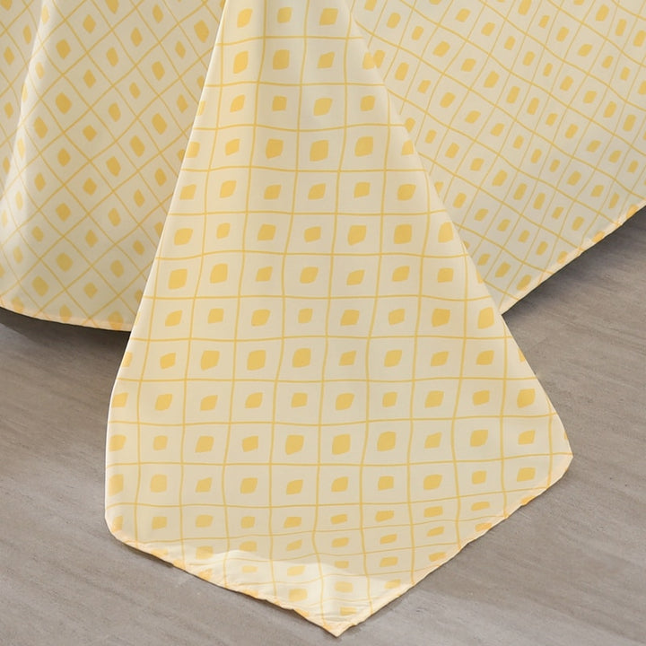 Close-up of the yellow polka dot sheet from the VibeCore Aesthetic Pineapple Duvet Cover Set, offering a clean and crisp complimentary element to the playful pineapple pattern on the duvet. Made from a soft cotton-polyester blend, this sheet adds comfort and complements the pineapple-inspired bedding design